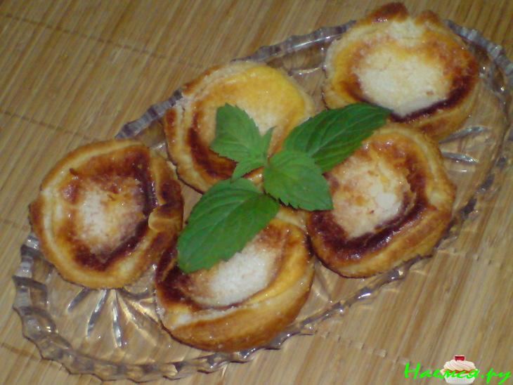 Корзинки из слоёного теста с яичным кремом