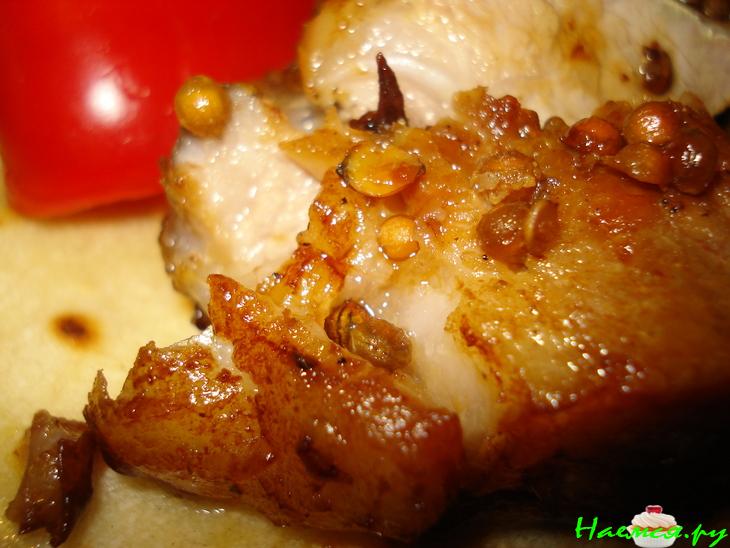 Томлёная свинина с лепёшками тартильяс