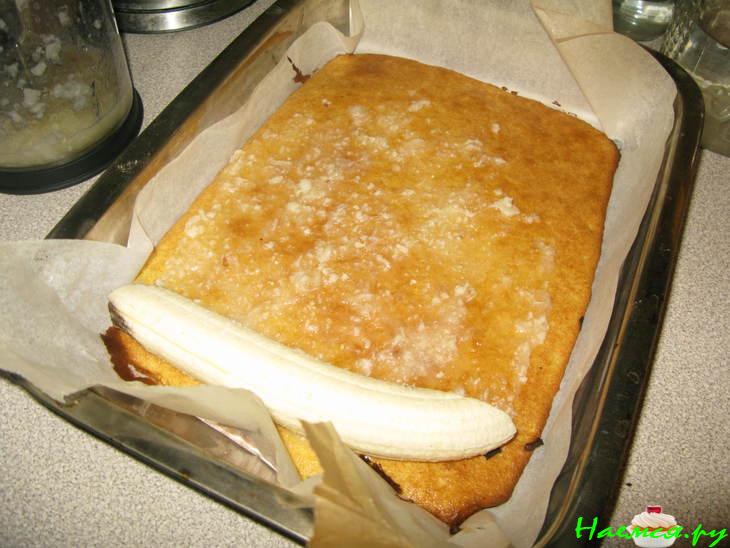 Бисквитный рулет с бананом и киви