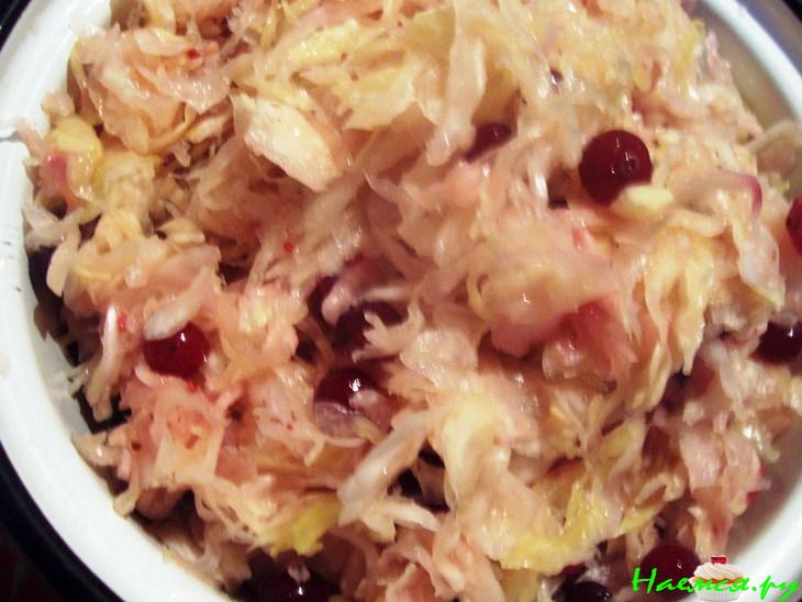 Рулька тушенная с квашеной капустой