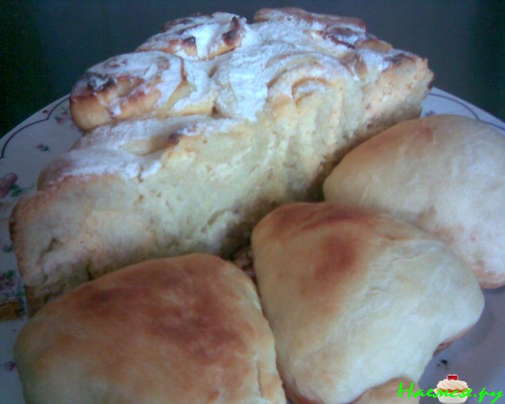 Сердечная выпечка (булочки с клубничным вареньем и пирог с творогом и апельсиновым киселем)