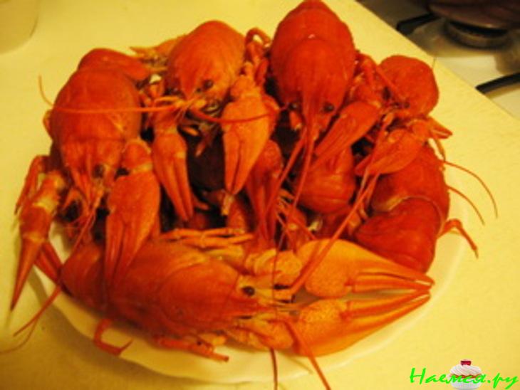 Раки в слоеных волованах в раковом соусе
