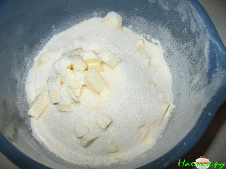 Штрейзельный пирог с клубникой, ревенем и миндалем