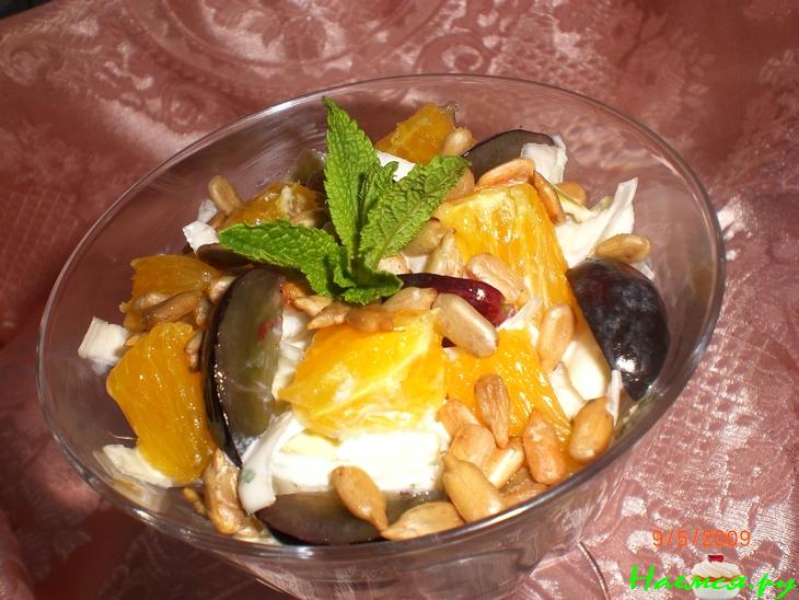 Салат-коктейль из цикория и черного винограда