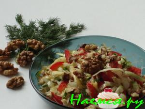 Салат из капусты с сыром и грецкими орехами Салат из капусты с сыром и грецкими орехами