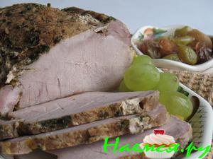 Запеченная свинина с конфитюром из лука, чеснока и винограда