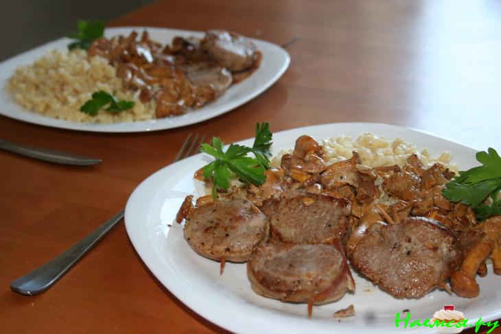 Медальоны с лисичками и домашней лапшой