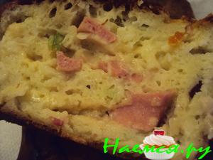 Вкусный заливной пирог с колбасой и сыром к завтраку