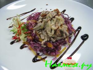 Салат овощной с языком и беконом