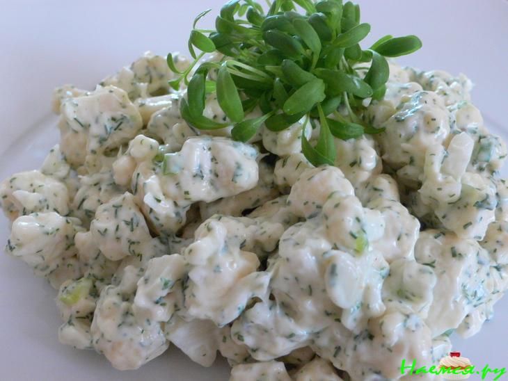 Салат из цветной капусты в сметанно-майнозной заправке