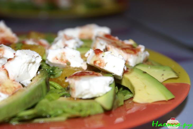 Салат с козьим сыром, авокадо и апельсином