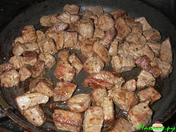 Рагу из телятины с черносливом и бородинским хлебом