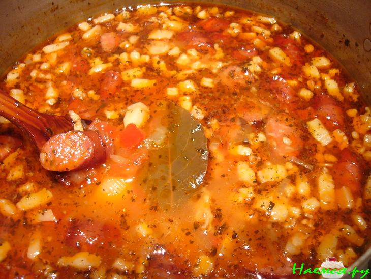 Фасолевый суп с пастой и копченостями