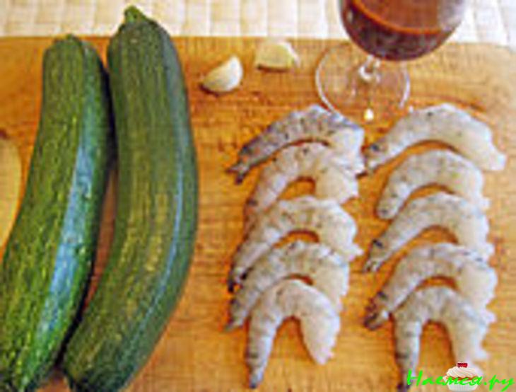 Креветки в кабачковой обёртке с соусом