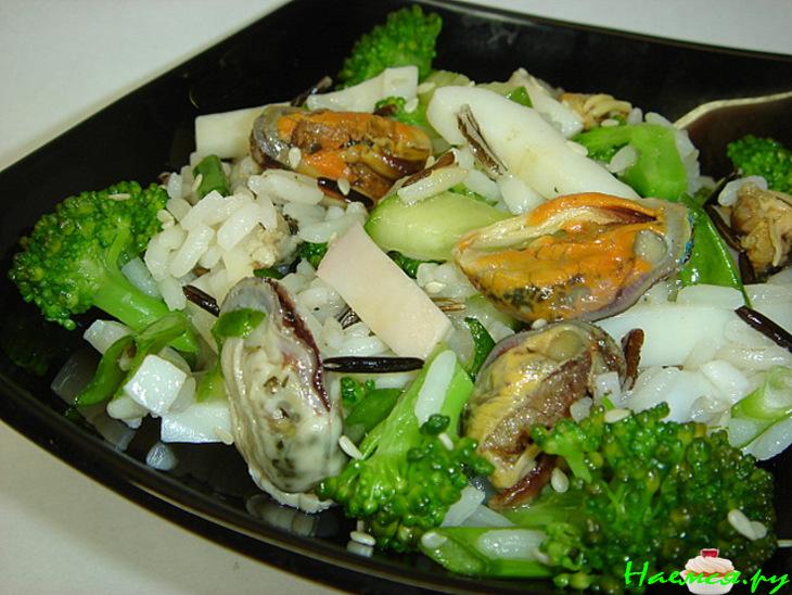 Салат с мидиями, кальмарами и рисом Салат с мидиями, кальмарами и рисом