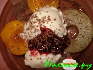 Легкий десерт с мороженым и фруктами