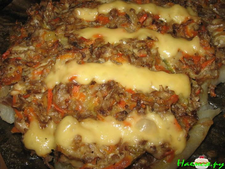 Рыба запеченная под грибным соусом 