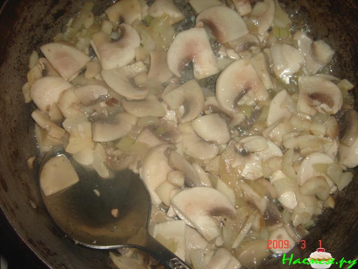 Картофельно-мясные котлеты с нежным грибным соусом. Картофельно-мясные котлеты с нежным грибным соусом.