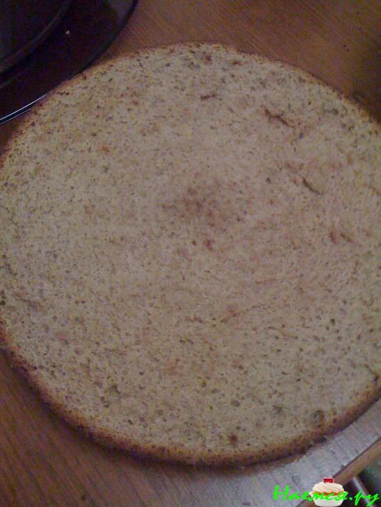 Торт бисквитный с фруктами и творожным кремом