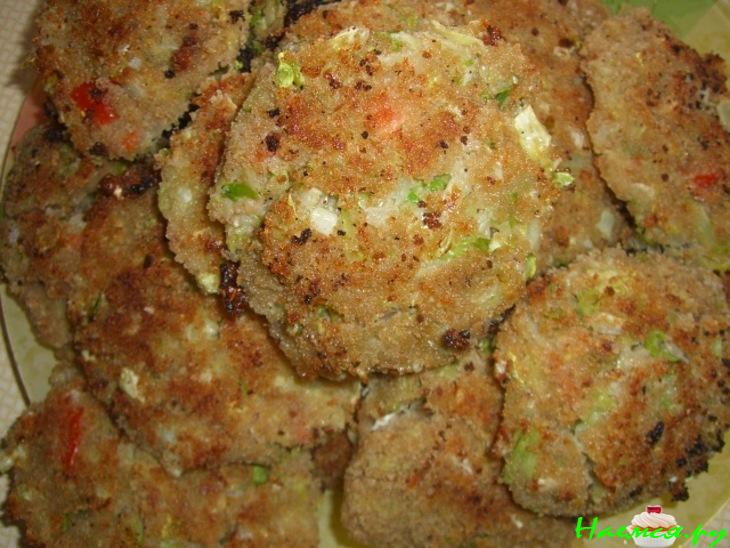 Капустные котлеты с помидорами Капустные котлеты с помидорами