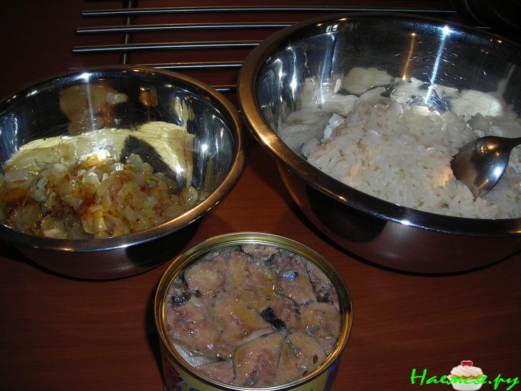 Заливной пирог с сайрой, рисом и жаренным луком