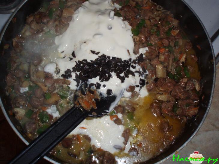 Куриные сердечки с вешенками в сметане