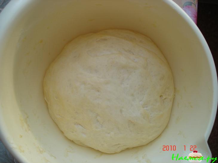 Хлебная плетенка с зеленью и красным перцем 