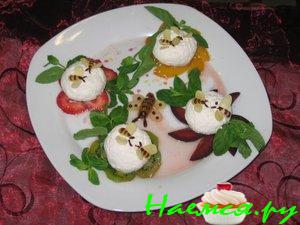 Десерт мороженое с фруктами и миндальными орехами