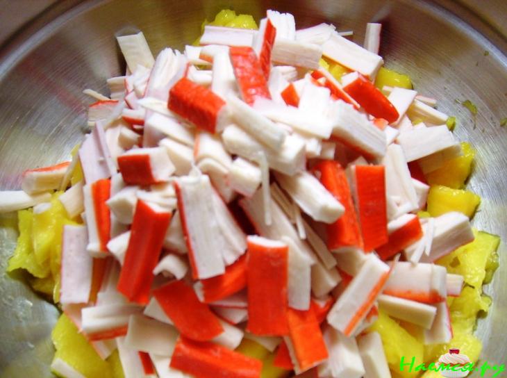 Салат с манго и крабовыми палочками