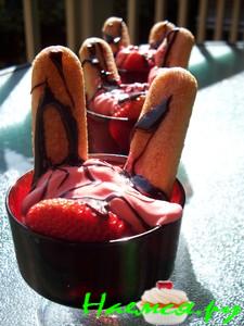 Десерт, клубника со взбитыми сливками Десерт, клубника со взбитыми сливками