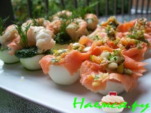 Яйца фаршированные лососем и креветками
