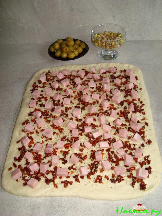 Хлеб с ветчиной и помидорами