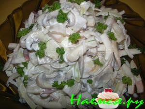 Салат из кальмаров с шампиньонами