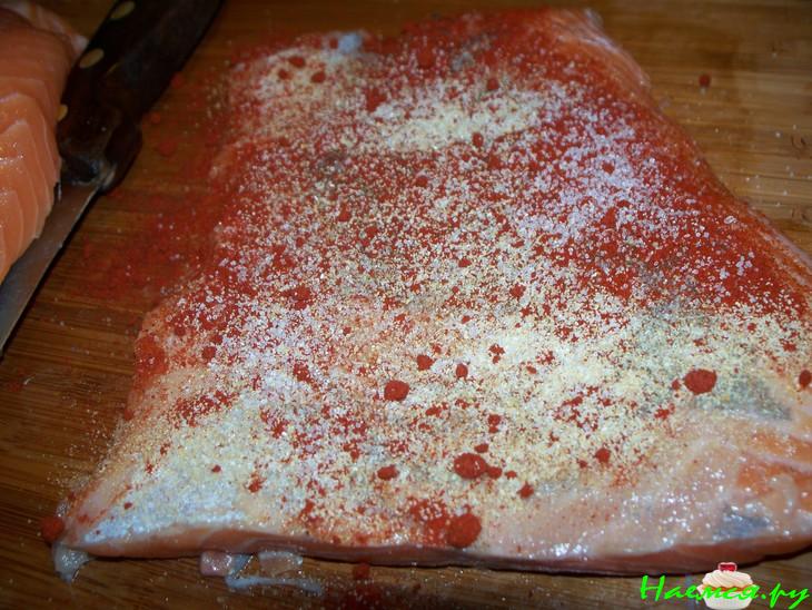 Рулет из лосося со шпинатом