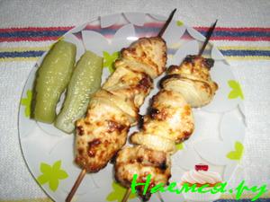 Шашлык из курицы с чесночным соусом