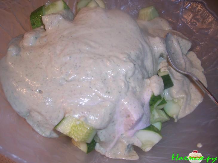 Огуречный салат с соусом из редиса