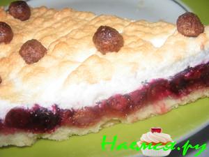 Пирог ягодный с шапкой из белков