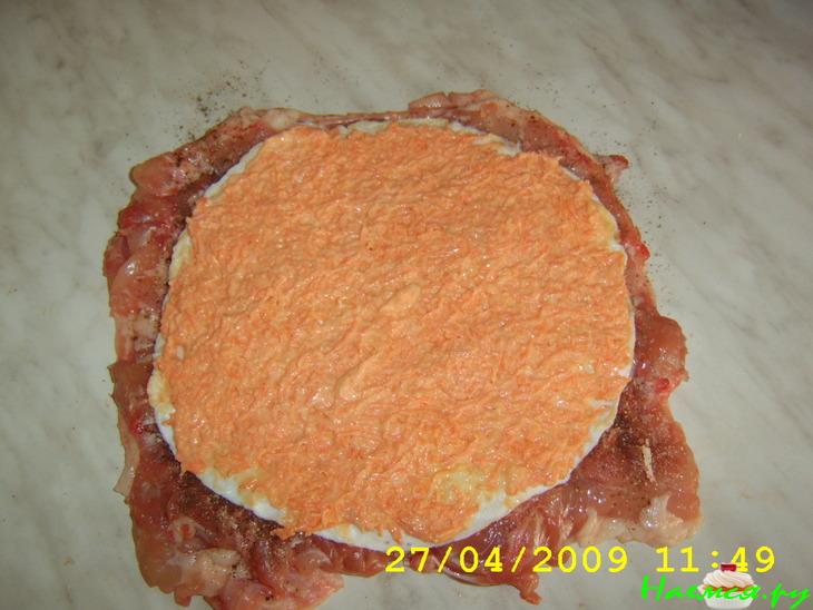 Куриный рулет с яйцом и чесноком