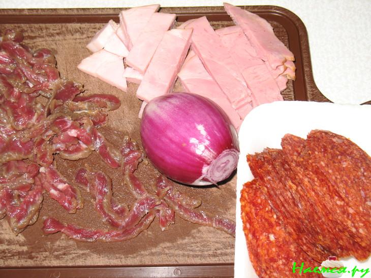 Пицца мясная и соус для пиццы