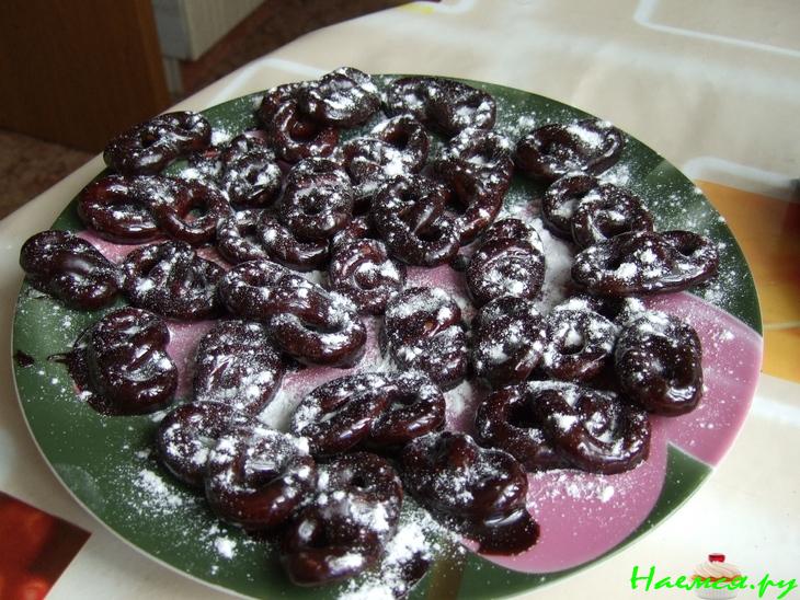 Шоколадные крендельки в сахарной пудре Шоколадные крендельки в сахарной пудре