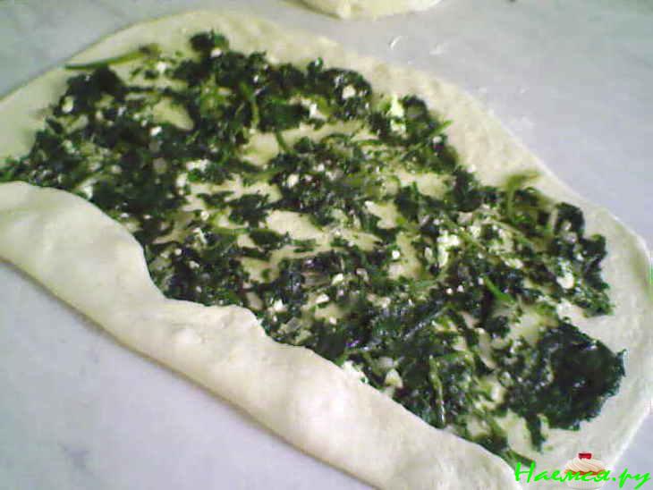 Пирог из дрожжевого теста со шпинатом