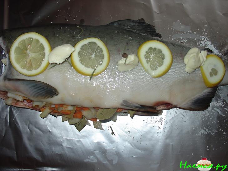 Рыба, запеченная с овoщами и лимоном