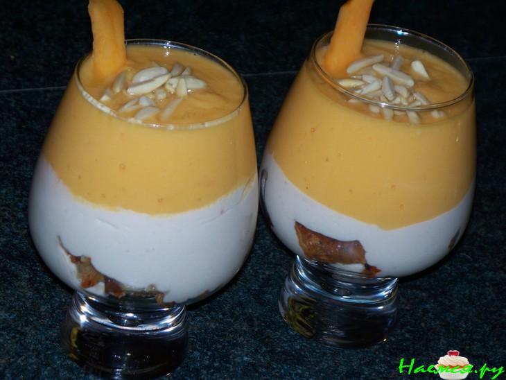 Десерт из кекса и немного миндаля