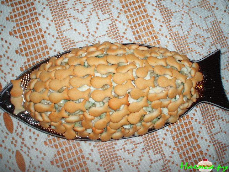 Салат с кальмаром с крекерами