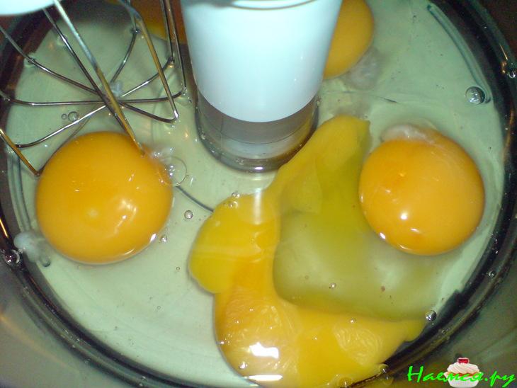 Торт со сметанным суфле и черносливом