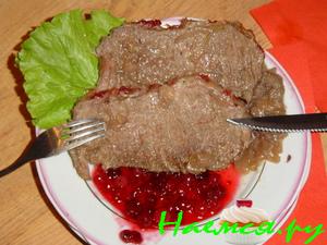 Говядина, тушеная с красным вином и клюквенным соусом