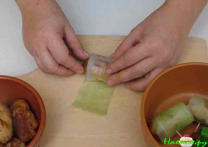 Котлеты в листьях лука-порея Котлеты в листьях лука-порея