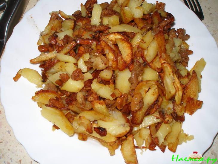 Жареная картошечка с куриными шкварками и грибами