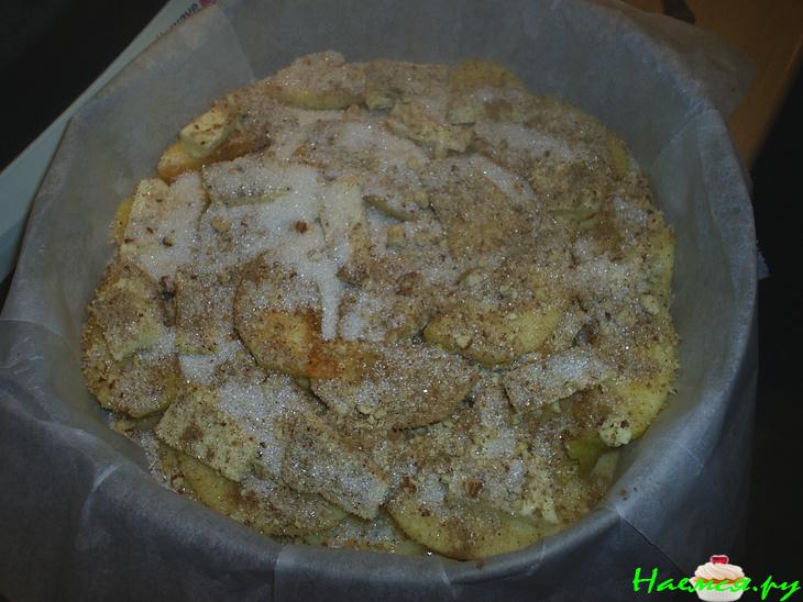 Пирог с яблоками и орехами