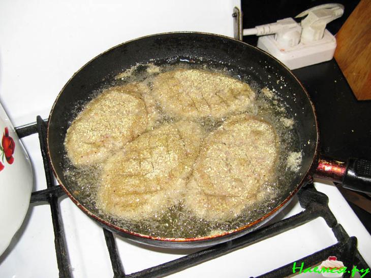 Котлеты со смешанным фаршем и черным хлебом